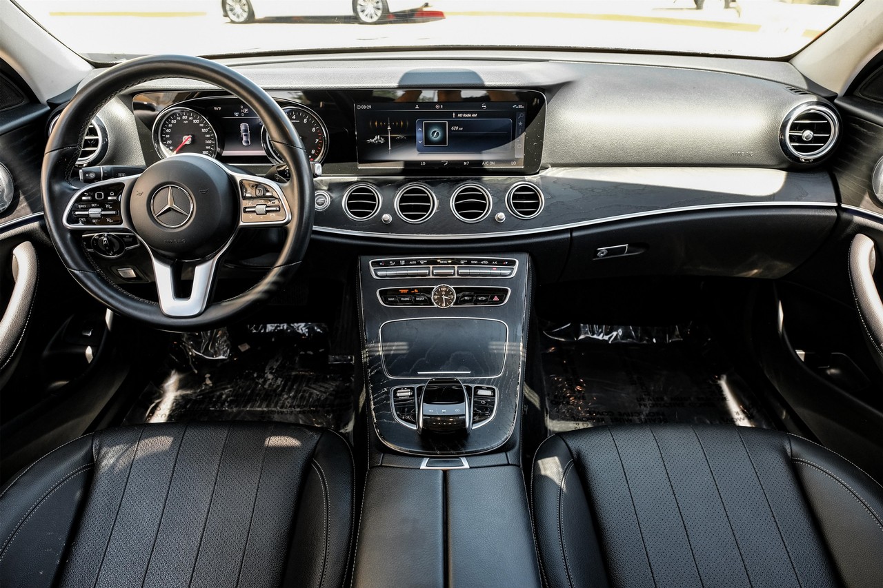 Mercedes-Benz E 300 Vehicle Main Gallery Image 13