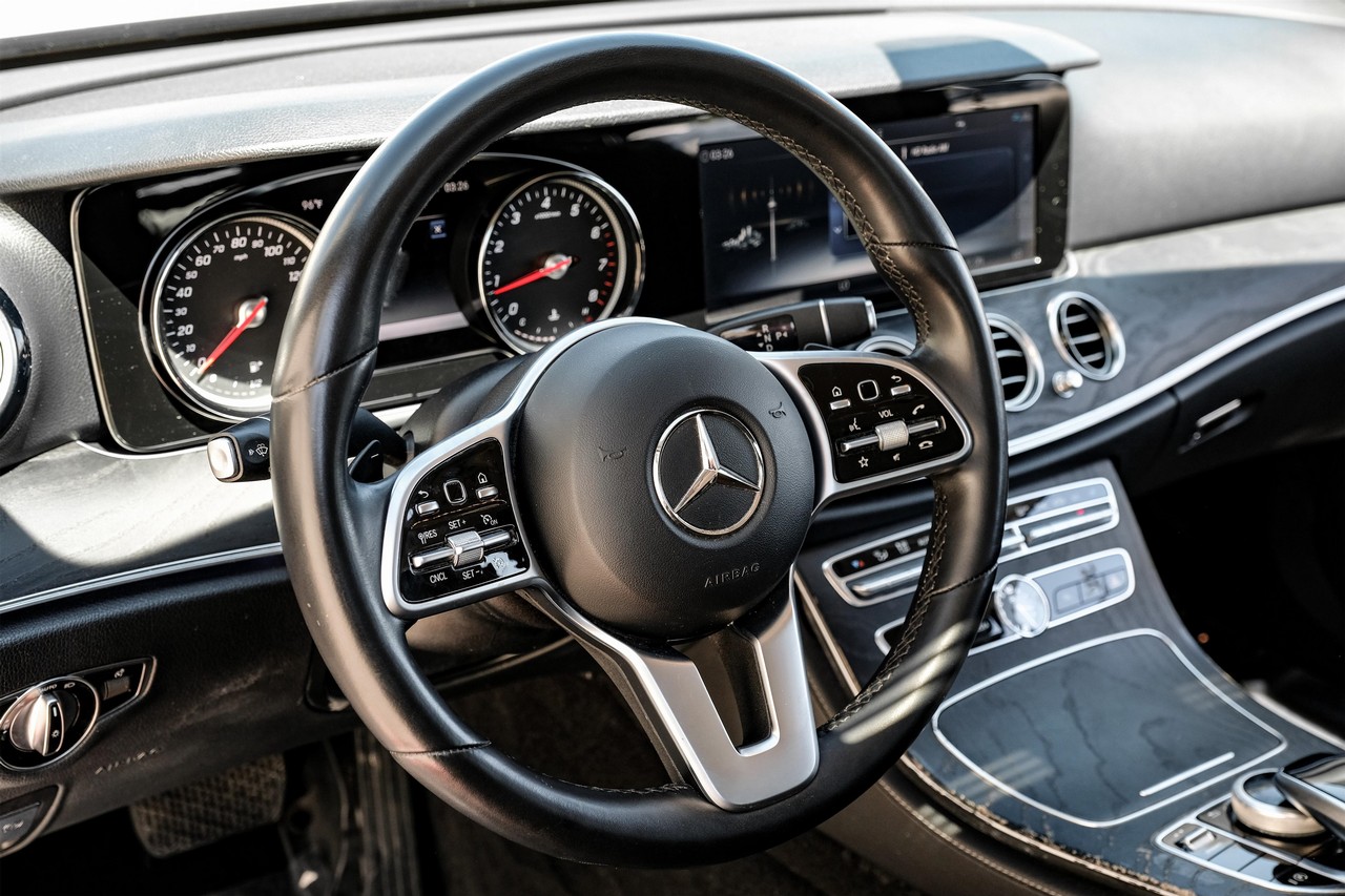 Mercedes-Benz E 300 Vehicle Main Gallery Image 14