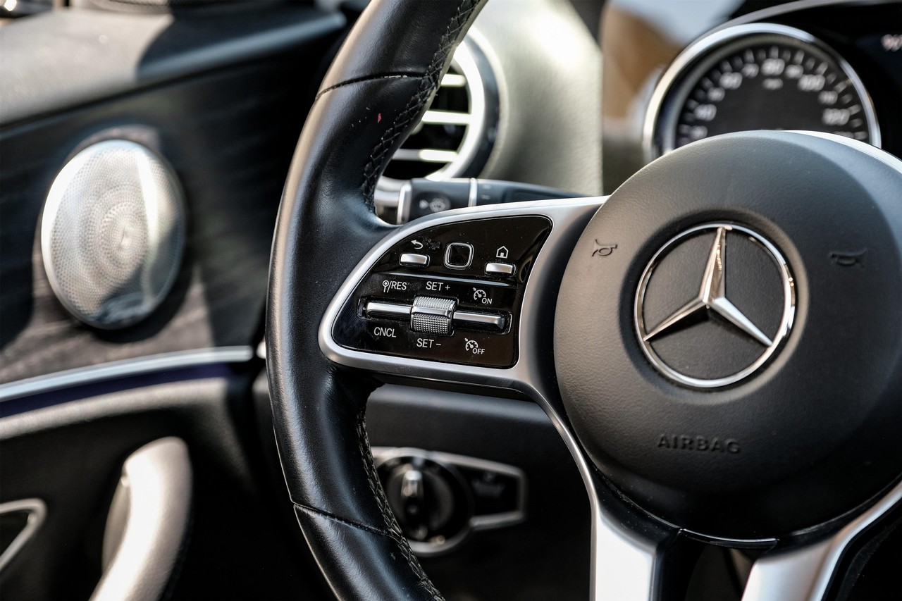 Mercedes-Benz E 300 Vehicle Main Gallery Image 16