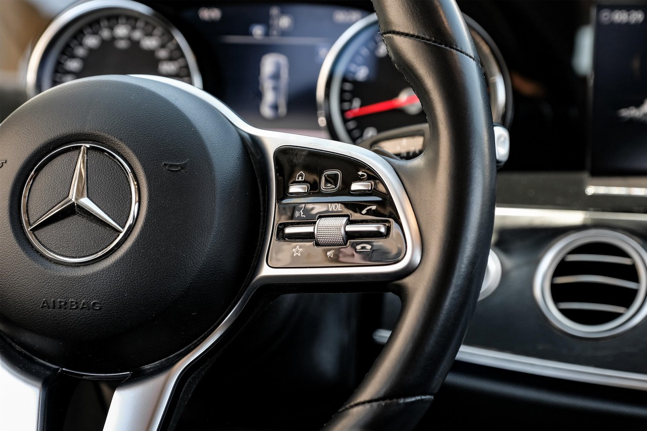 Mercedes-Benz E 300 Vehicle Main Gallery Image 17