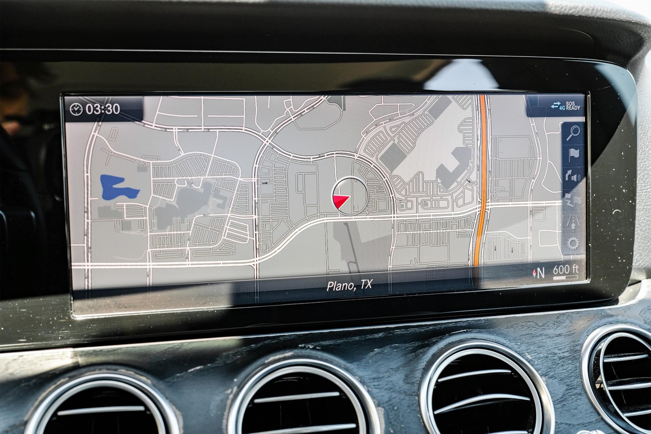 Mercedes-Benz E 300 Vehicle Main Gallery Image 20