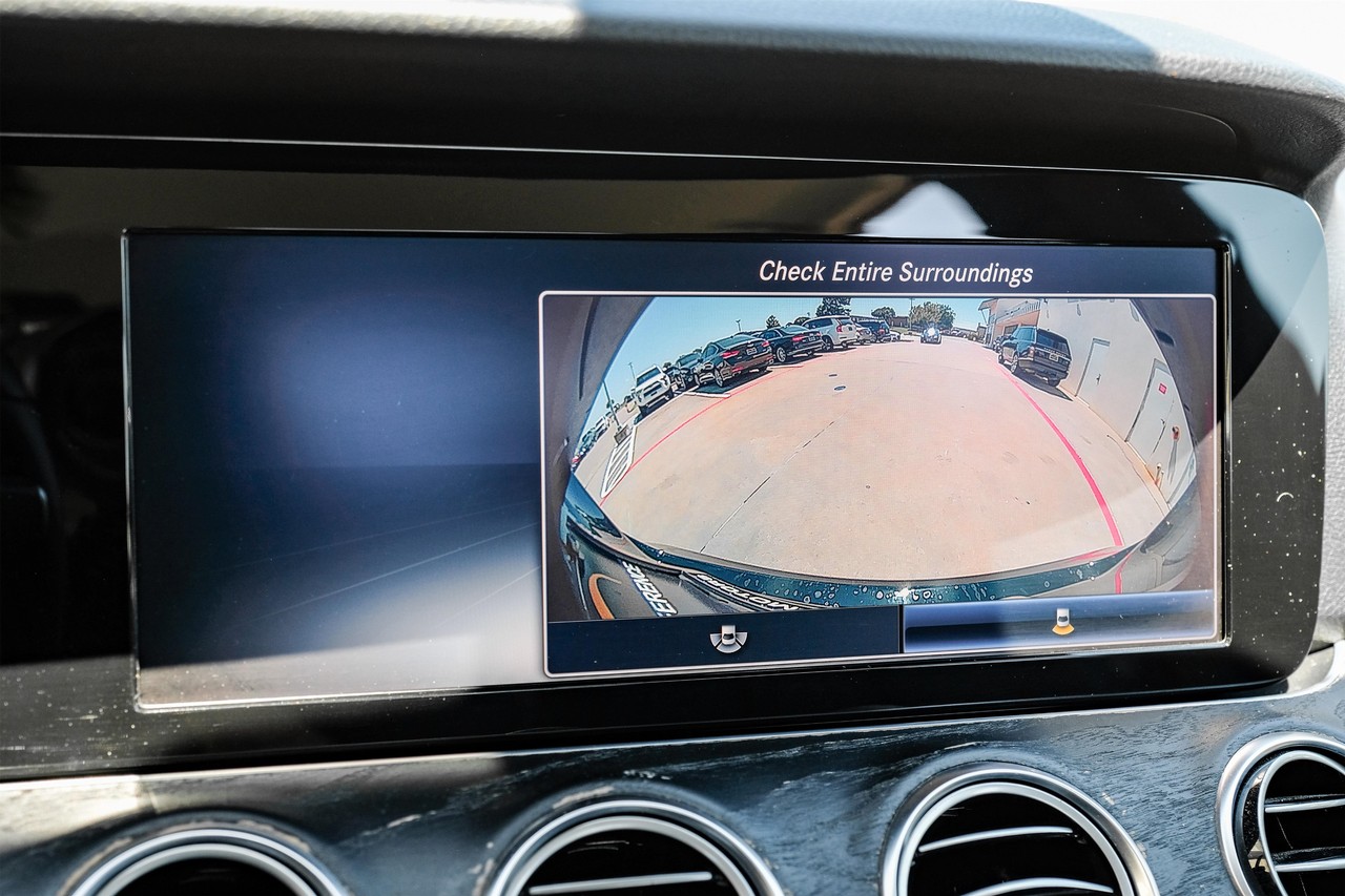 Mercedes-Benz E 300 Vehicle Main Gallery Image 21