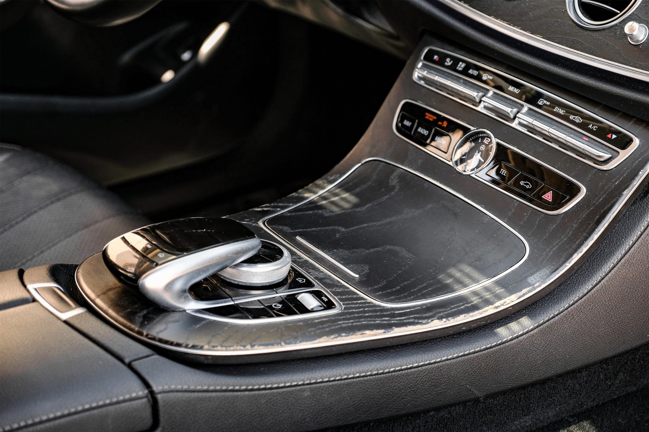 Mercedes-Benz E 300 Vehicle Main Gallery Image 22