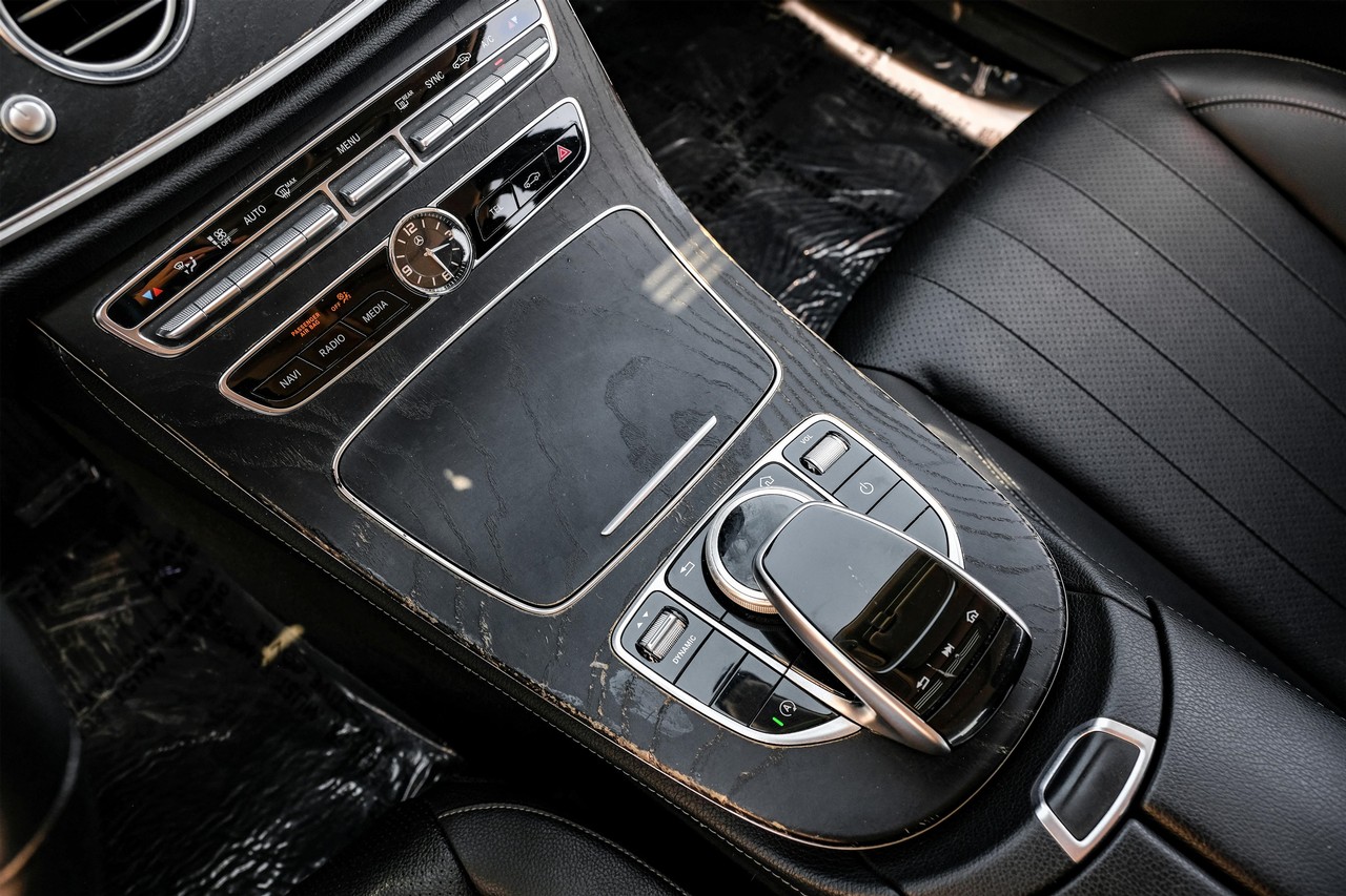 Mercedes-Benz E 300 Vehicle Main Gallery Image 23