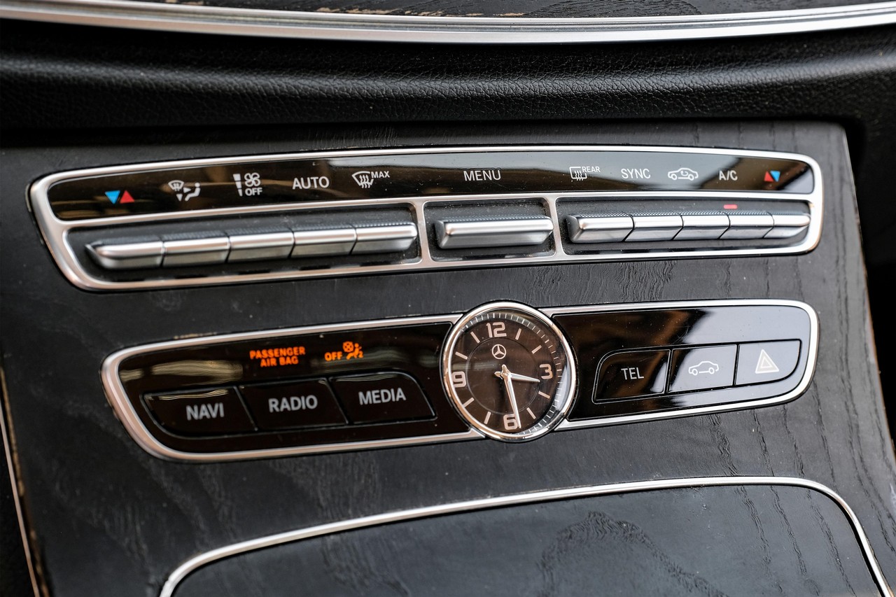 Mercedes-Benz E 300 Vehicle Main Gallery Image 24