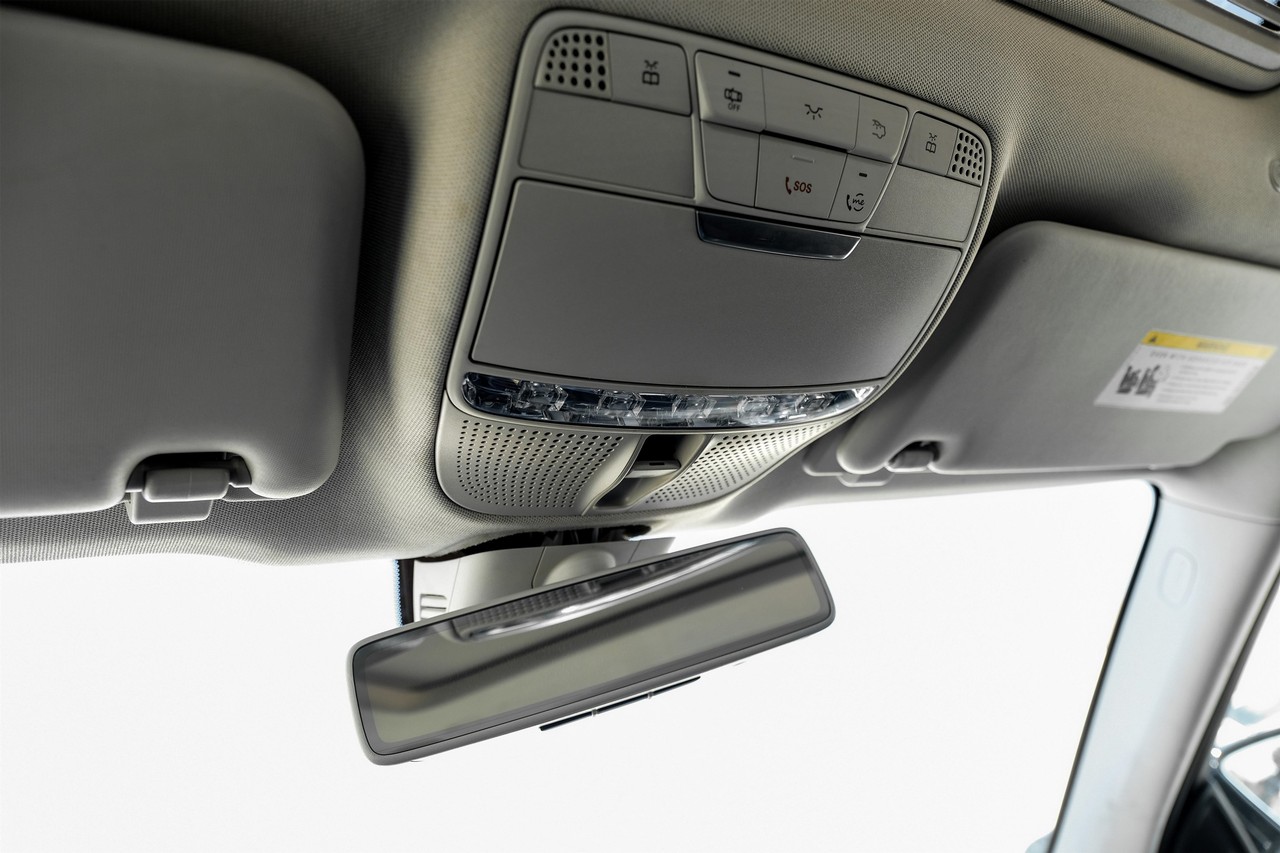 Mercedes-Benz E 300 Vehicle Main Gallery Image 25