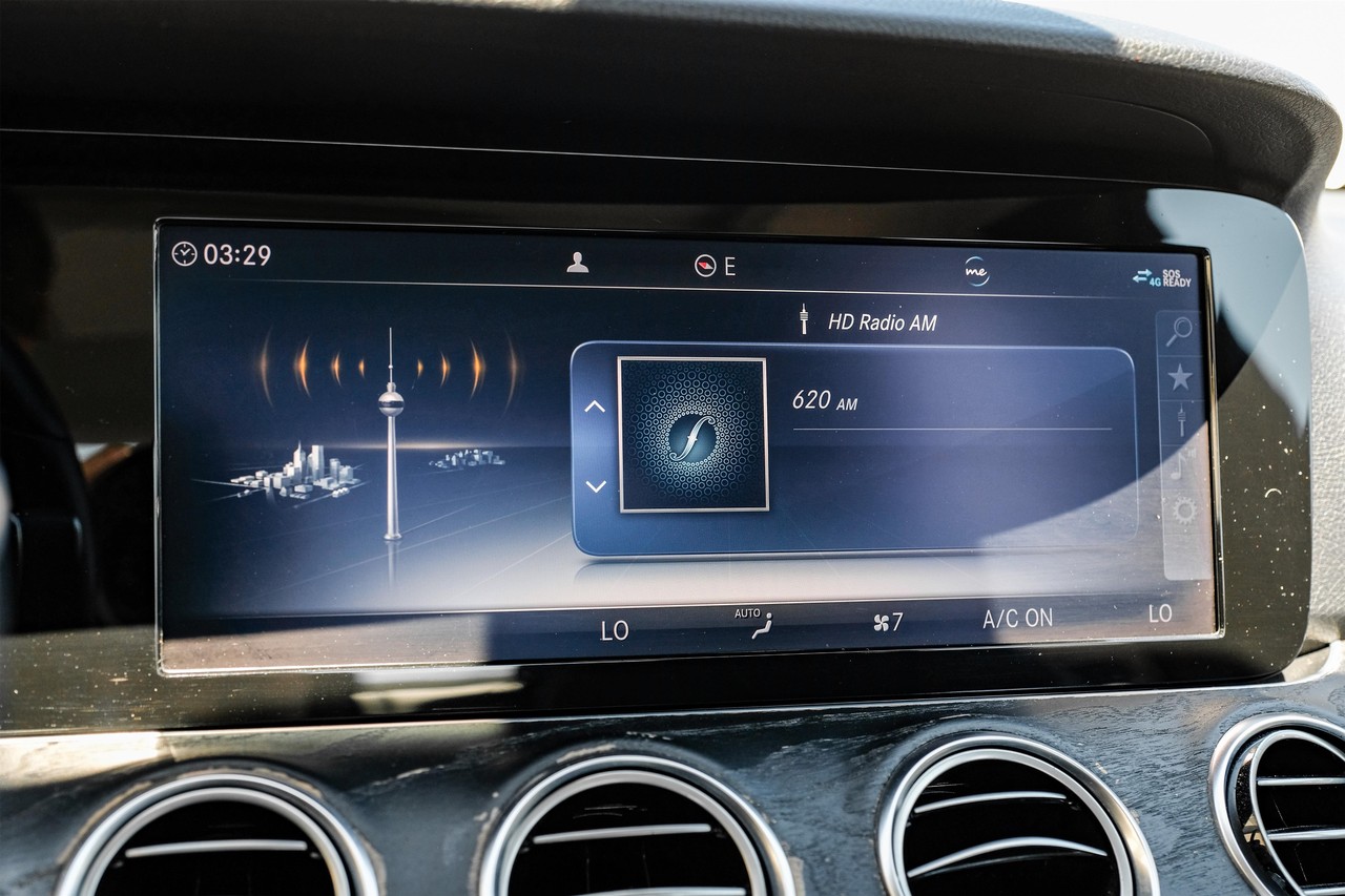 Mercedes-Benz E 300 Vehicle Main Gallery Image 26