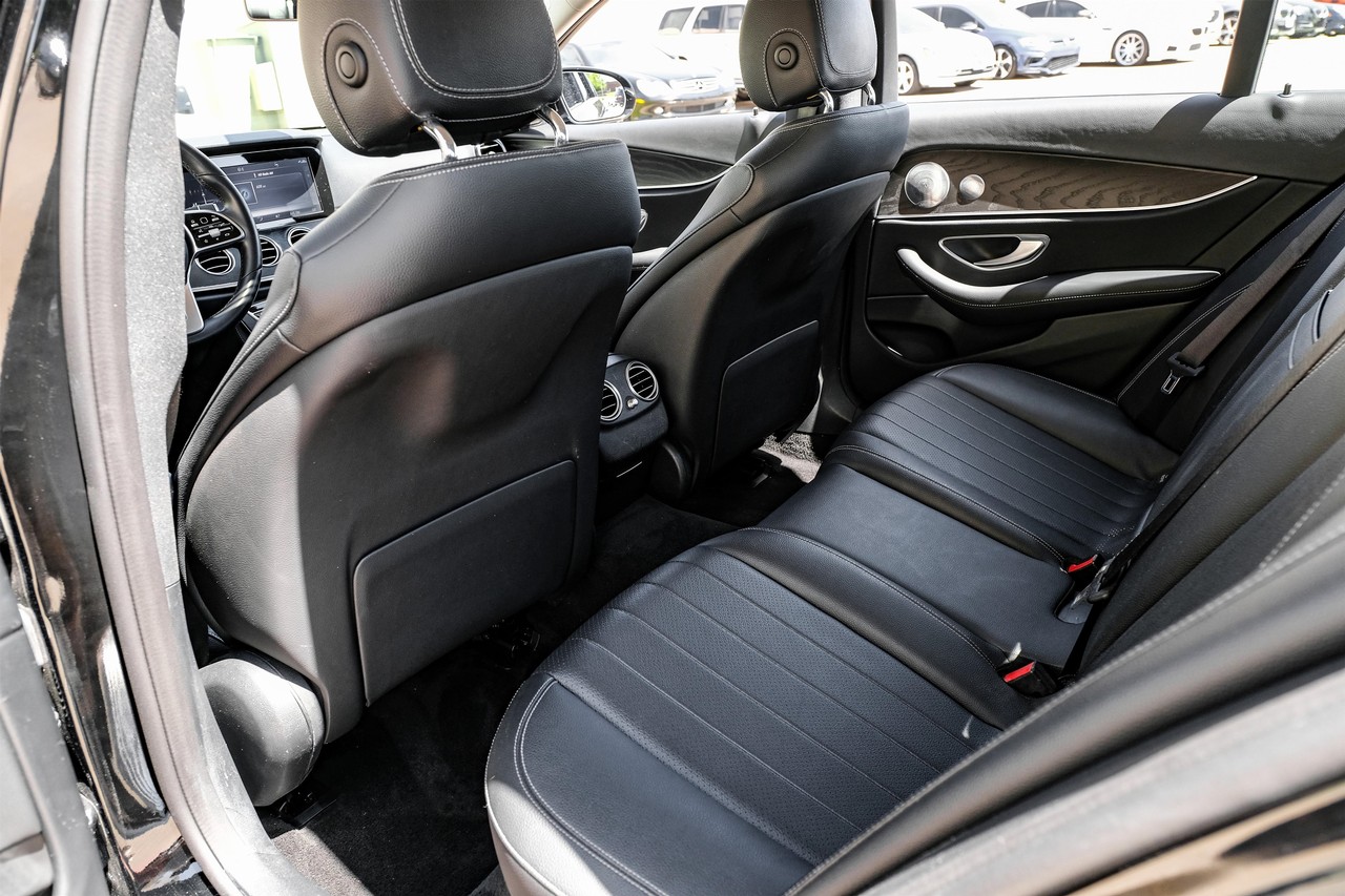 Mercedes-Benz E 300 Vehicle Main Gallery Image 33