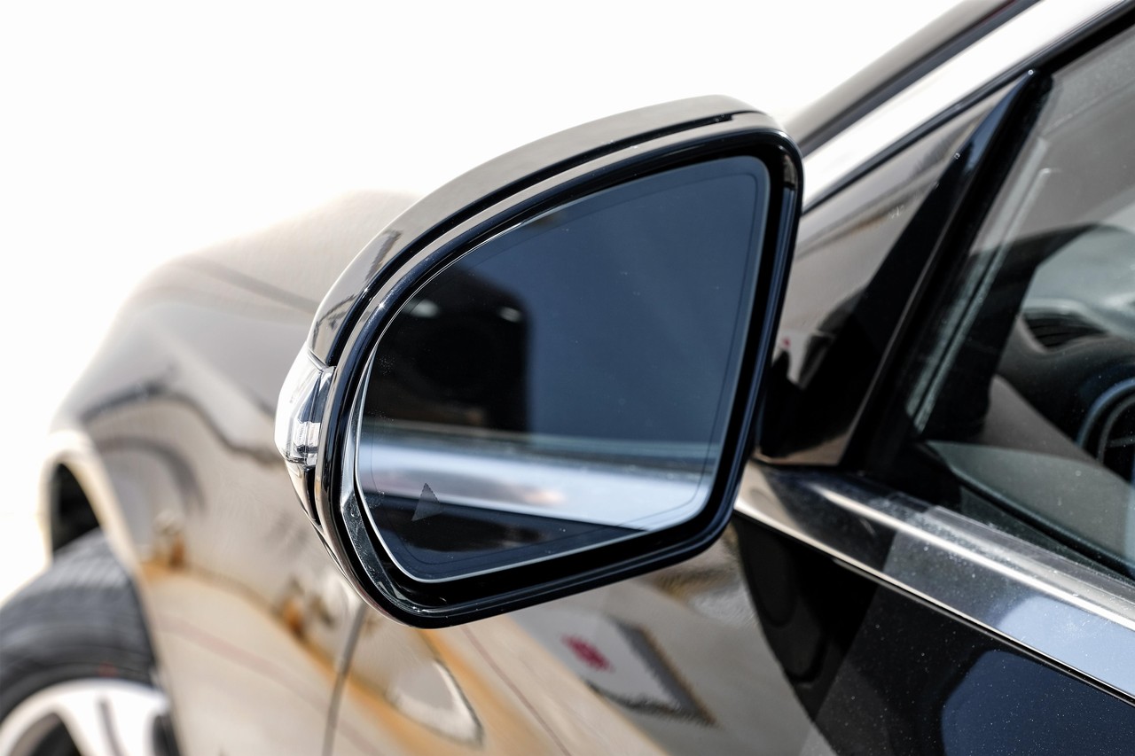 Mercedes-Benz E 300 Vehicle Main Gallery Image 36