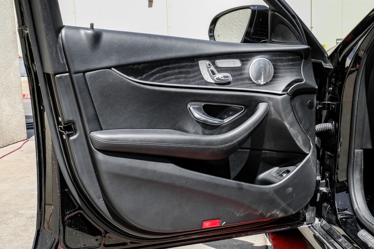 Mercedes-Benz E 300 Vehicle Main Gallery Image 37