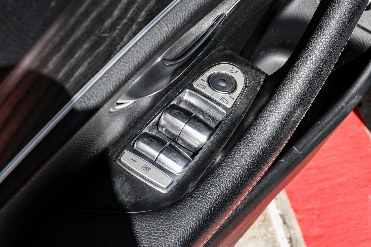 Mercedes-Benz E 300 Vehicle Main Gallery Image 38