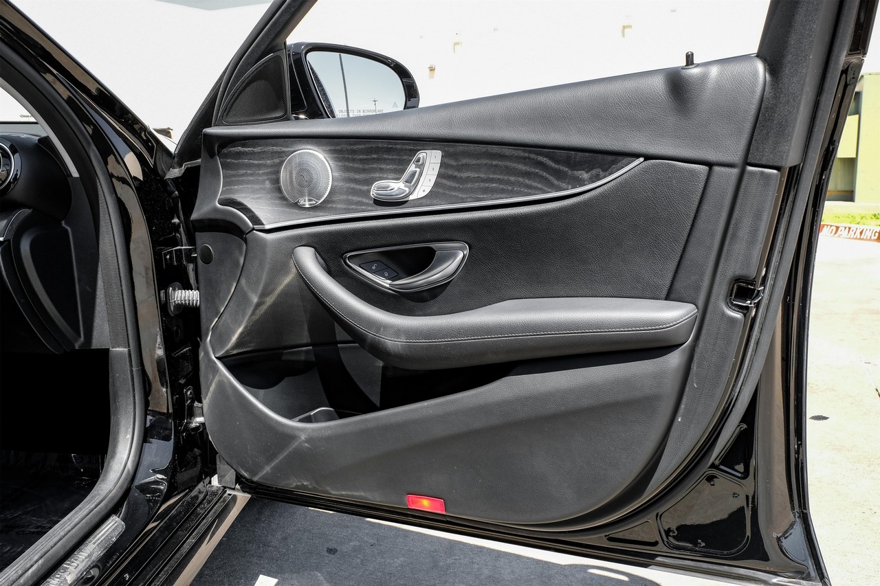 Mercedes-Benz E 300 Vehicle Main Gallery Image 39
