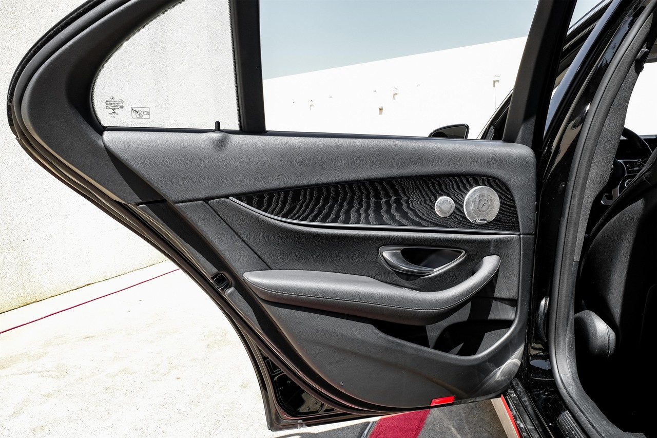 Mercedes-Benz E 300 Vehicle Main Gallery Image 40