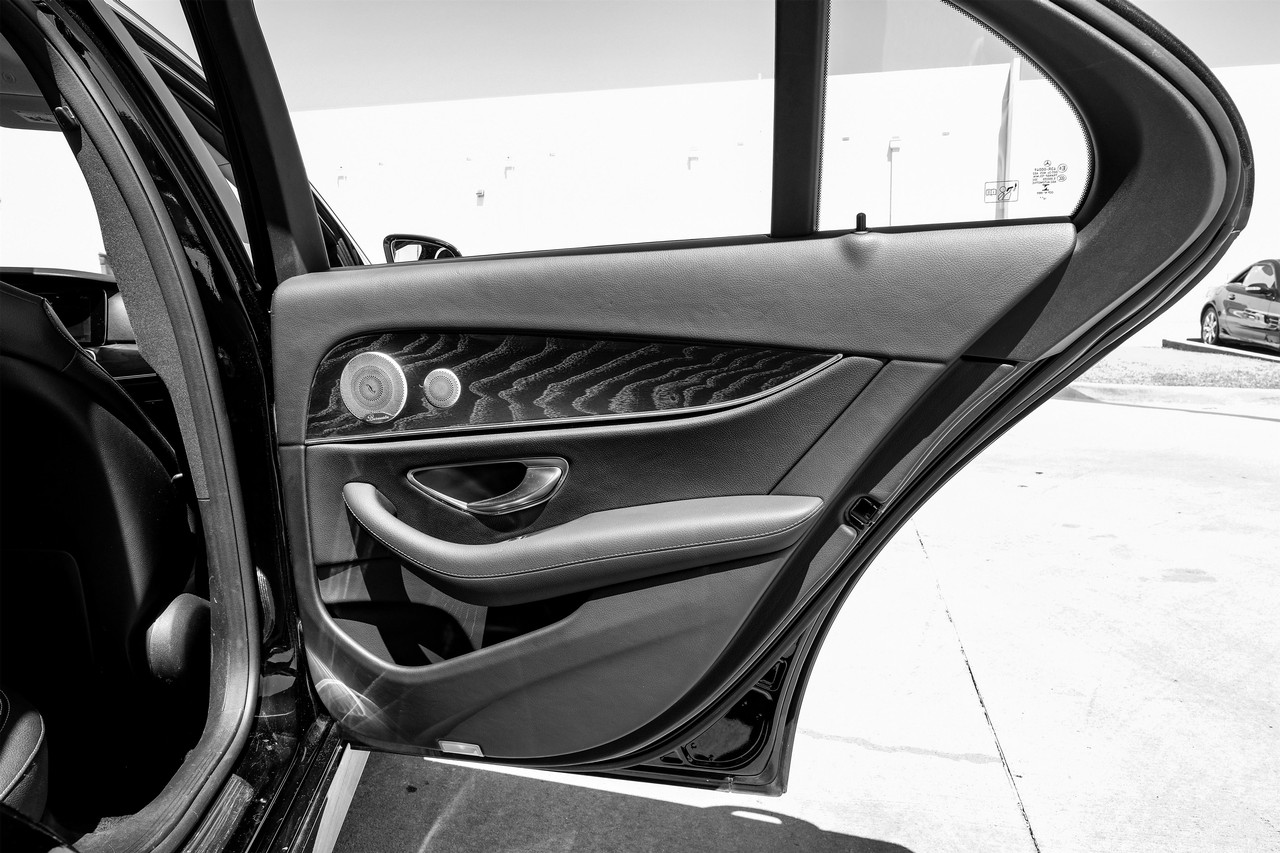 Mercedes-Benz E 300 Vehicle Main Gallery Image 41
