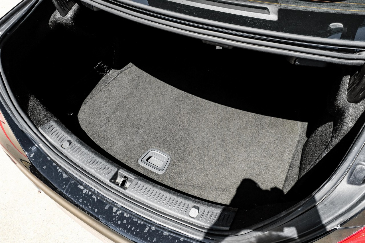 Mercedes-Benz E 300 Vehicle Main Gallery Image 44
