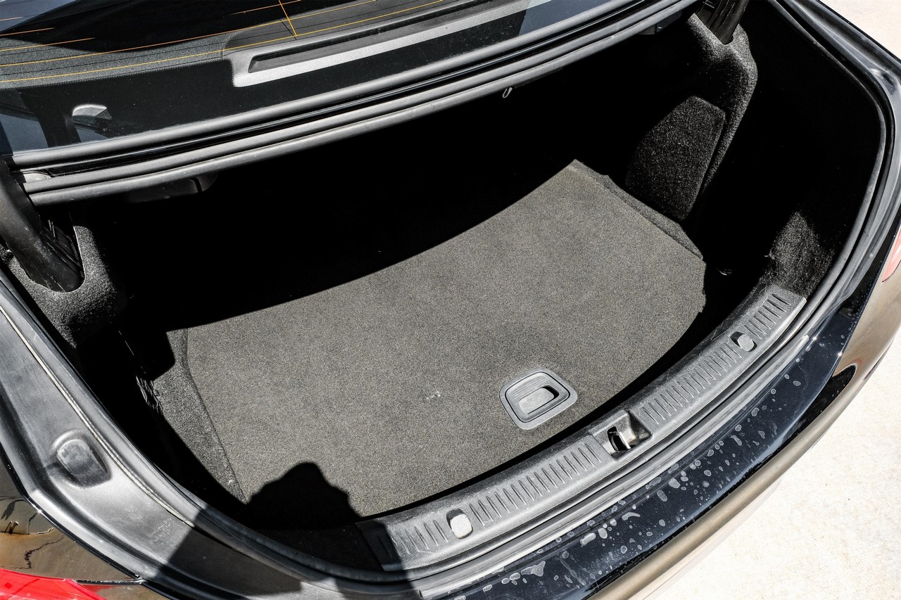 Mercedes-Benz E 300 Vehicle Main Gallery Image 45