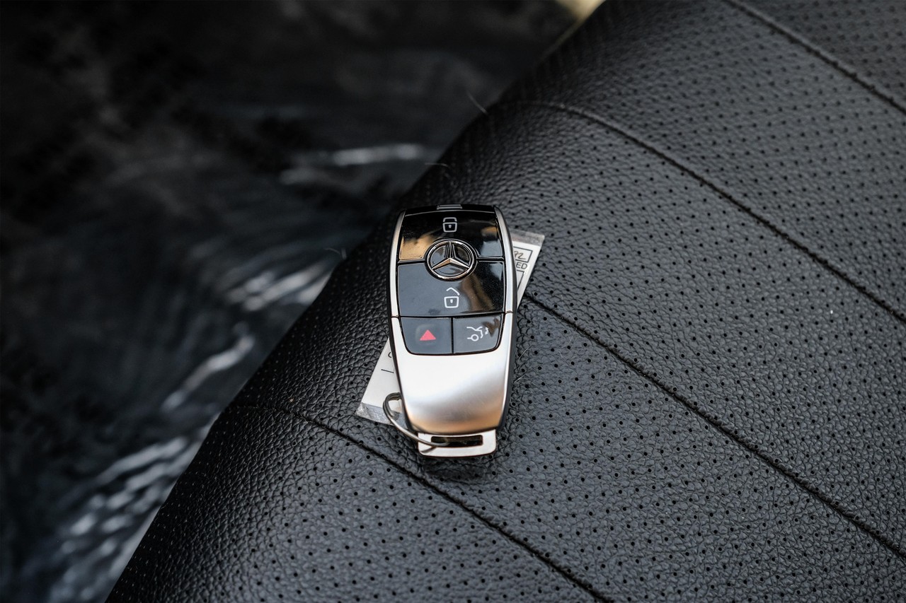 Mercedes-Benz E 300 Vehicle Main Gallery Image 51