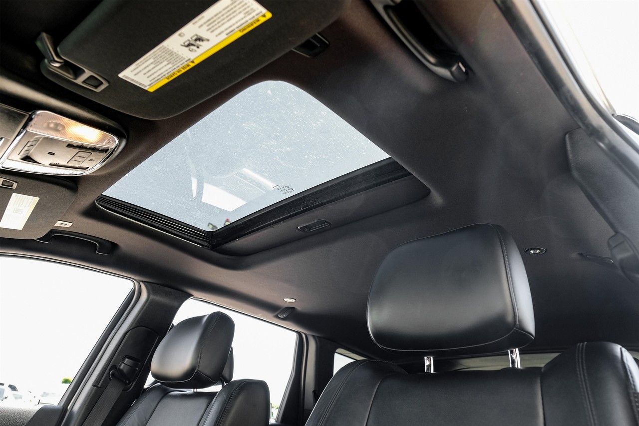 Jeep Grand Cherokee Vehicle Main Gallery Image 05