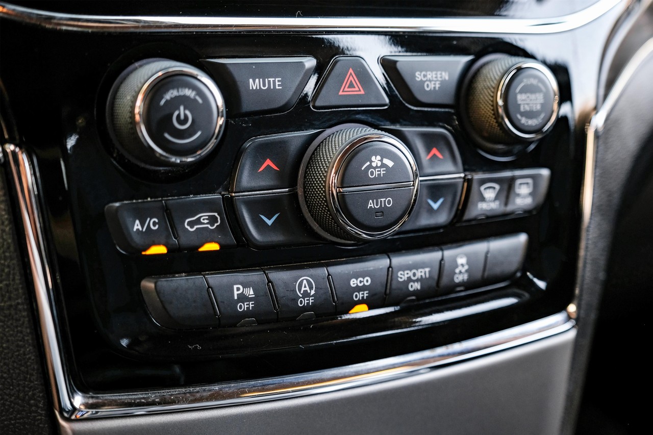 Jeep Grand Cherokee Vehicle Main Gallery Image 26
