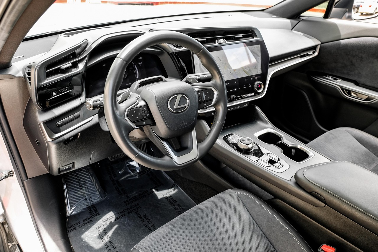 Lexus RZ Vehicle Main Gallery Image 03
