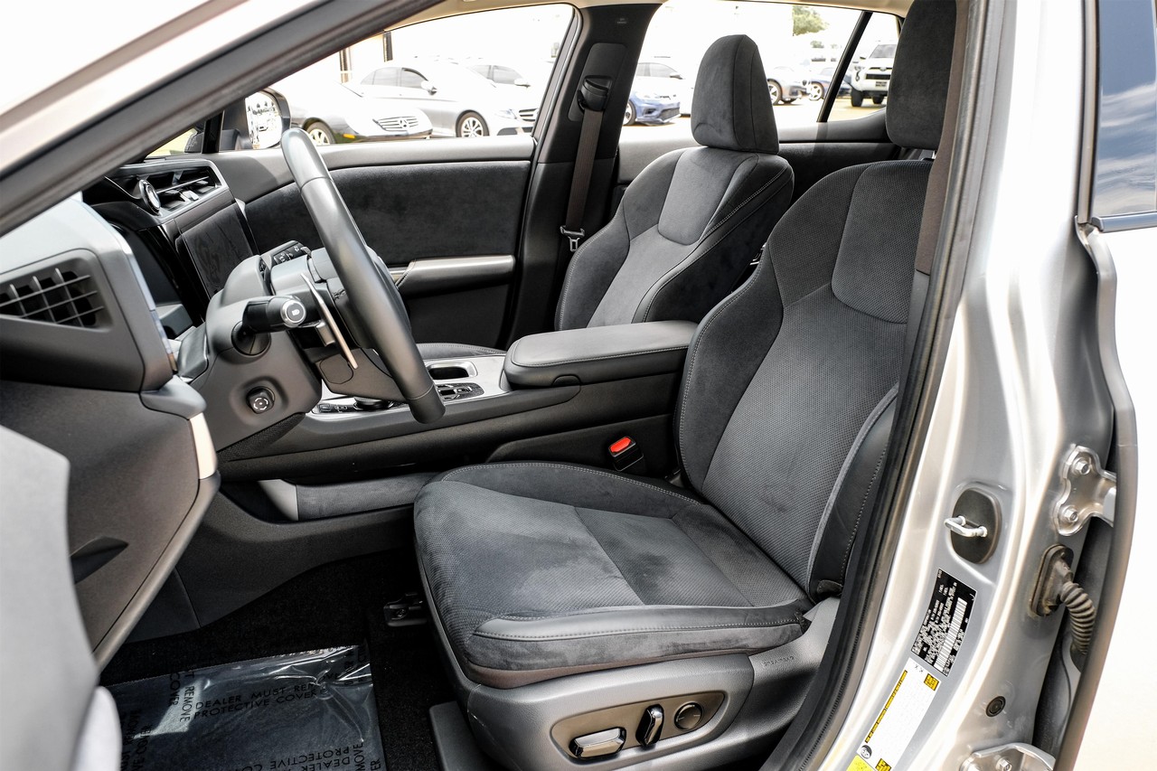 Lexus RZ Vehicle Main Gallery Image 04