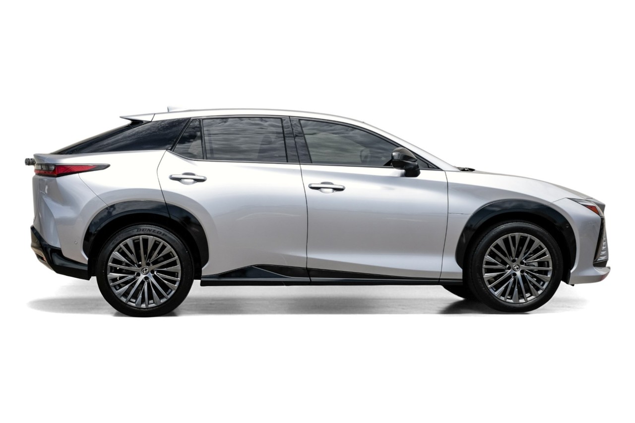 Lexus RZ Vehicle Main Gallery Image 08