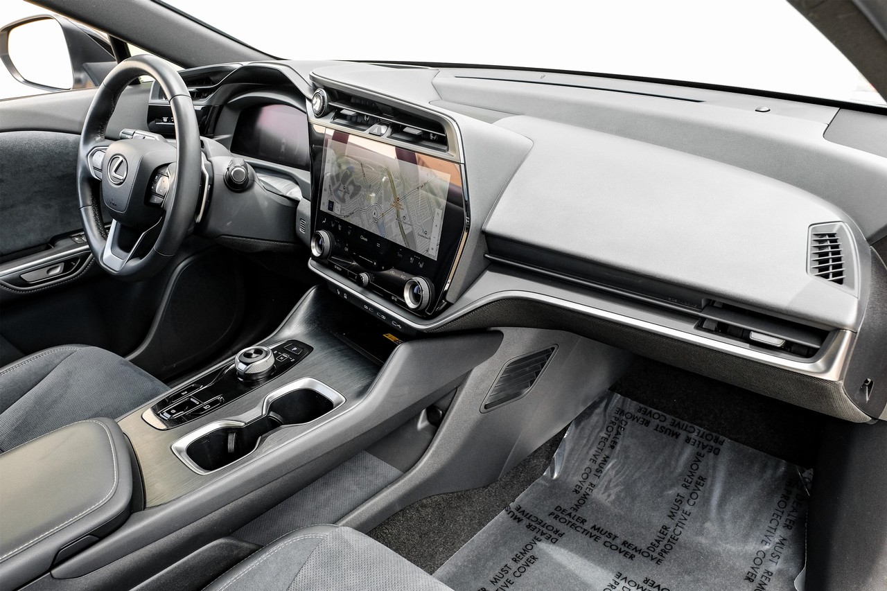 Lexus RZ Vehicle Main Gallery Image 13