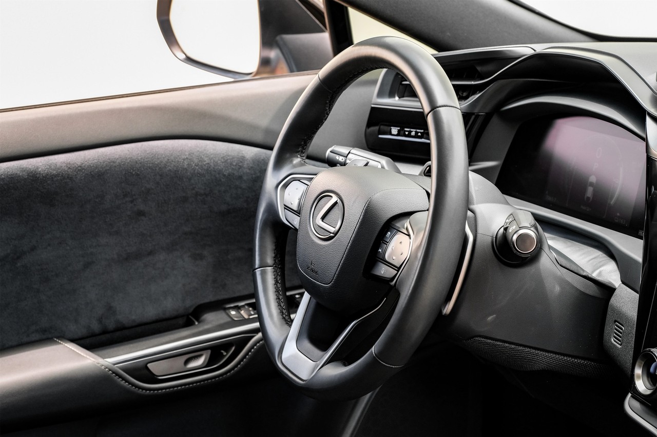 Lexus RZ Vehicle Main Gallery Image 14