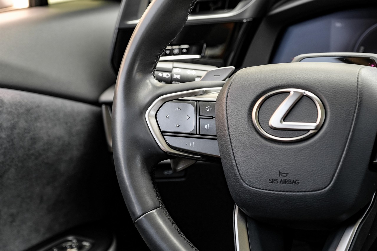 Lexus RZ Vehicle Main Gallery Image 18