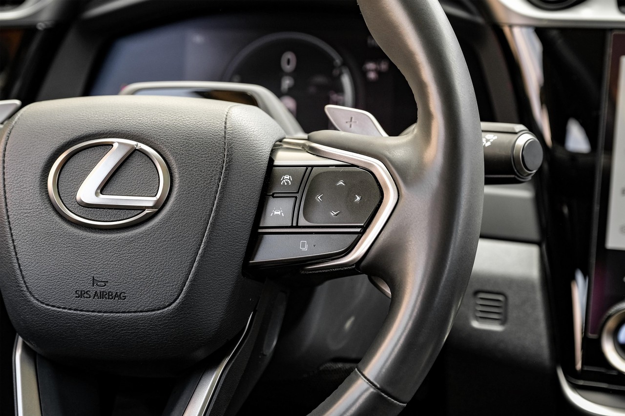 Lexus RZ Vehicle Main Gallery Image 19