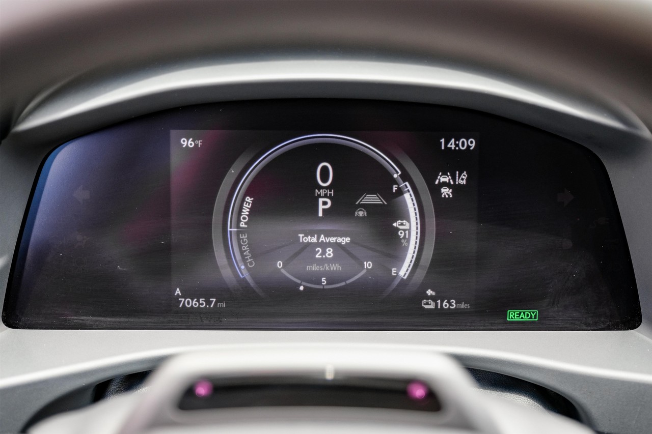 Lexus RZ Vehicle Main Gallery Image 20