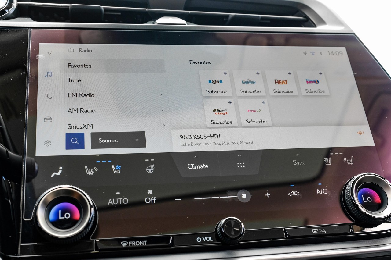 Lexus RZ Vehicle Main Gallery Image 25
