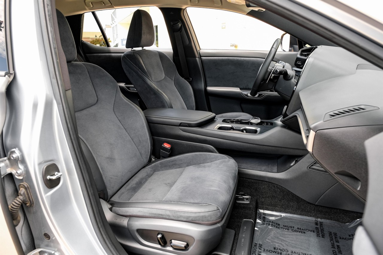 Lexus RZ Vehicle Main Gallery Image 27