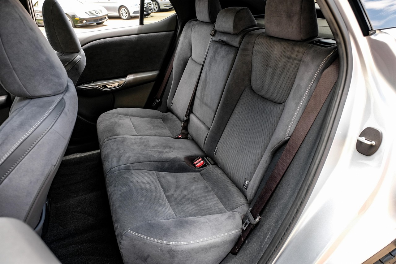 Lexus RZ Vehicle Main Gallery Image 31