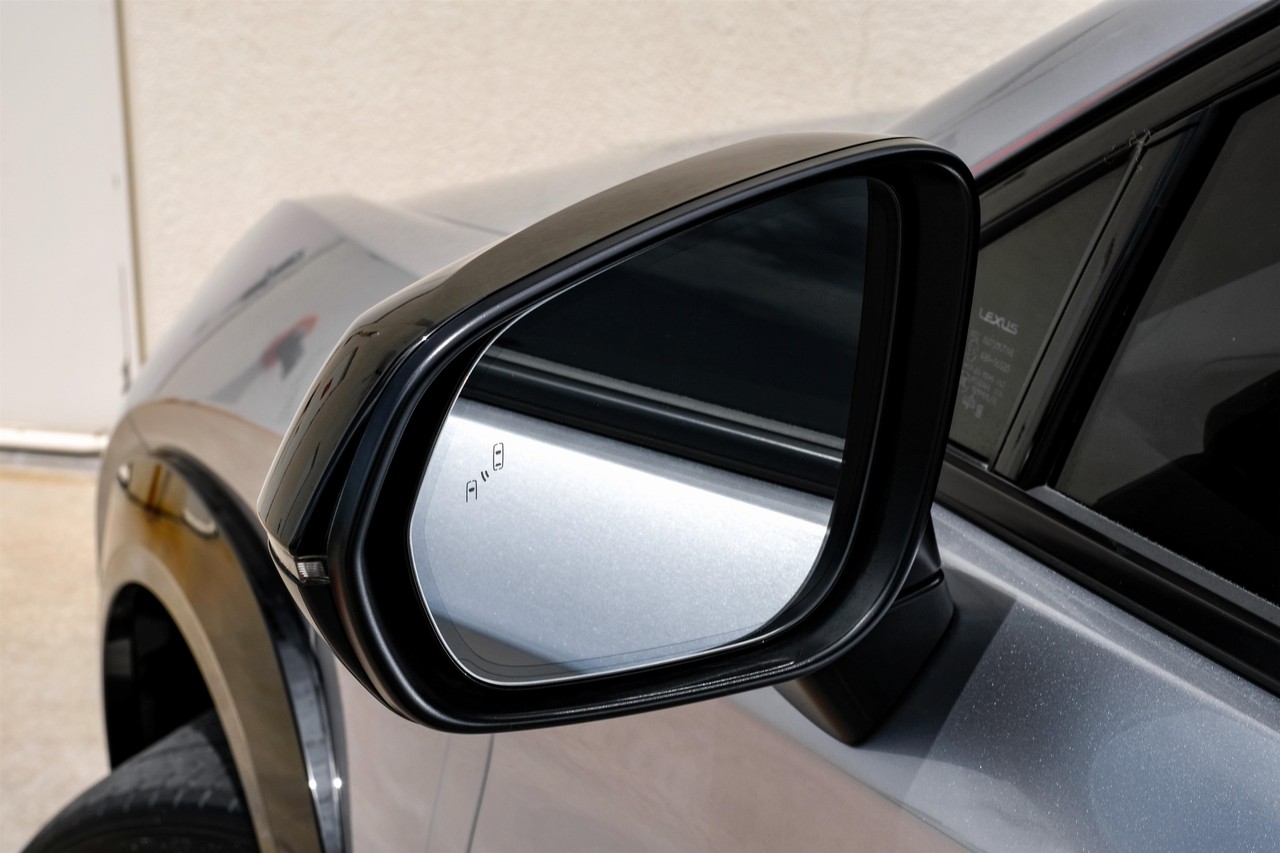 Lexus RZ Vehicle Main Gallery Image 33