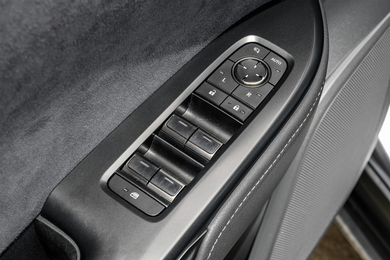 Lexus RZ Vehicle Main Gallery Image 35