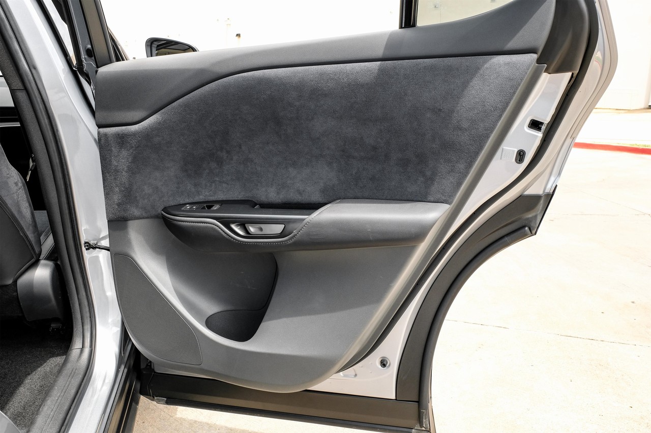 Lexus RZ Vehicle Main Gallery Image 38