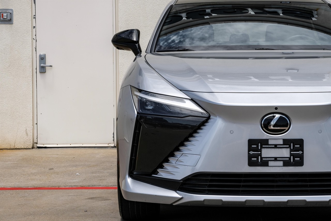 Lexus RZ Vehicle Main Gallery Image 39