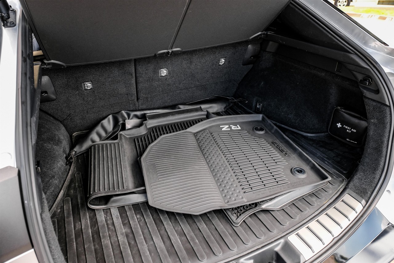Lexus RZ Vehicle Main Gallery Image 42