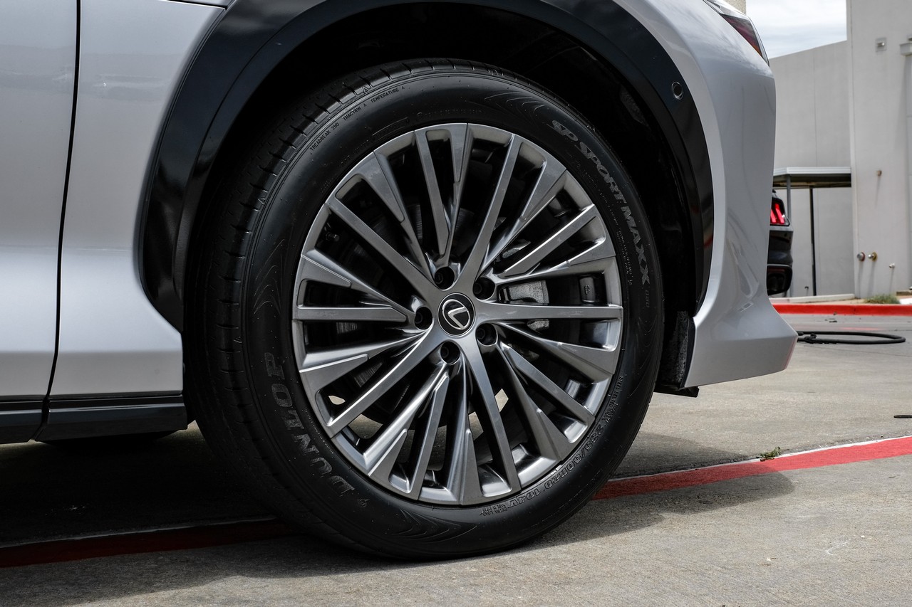 Lexus RZ Vehicle Main Gallery Image 44