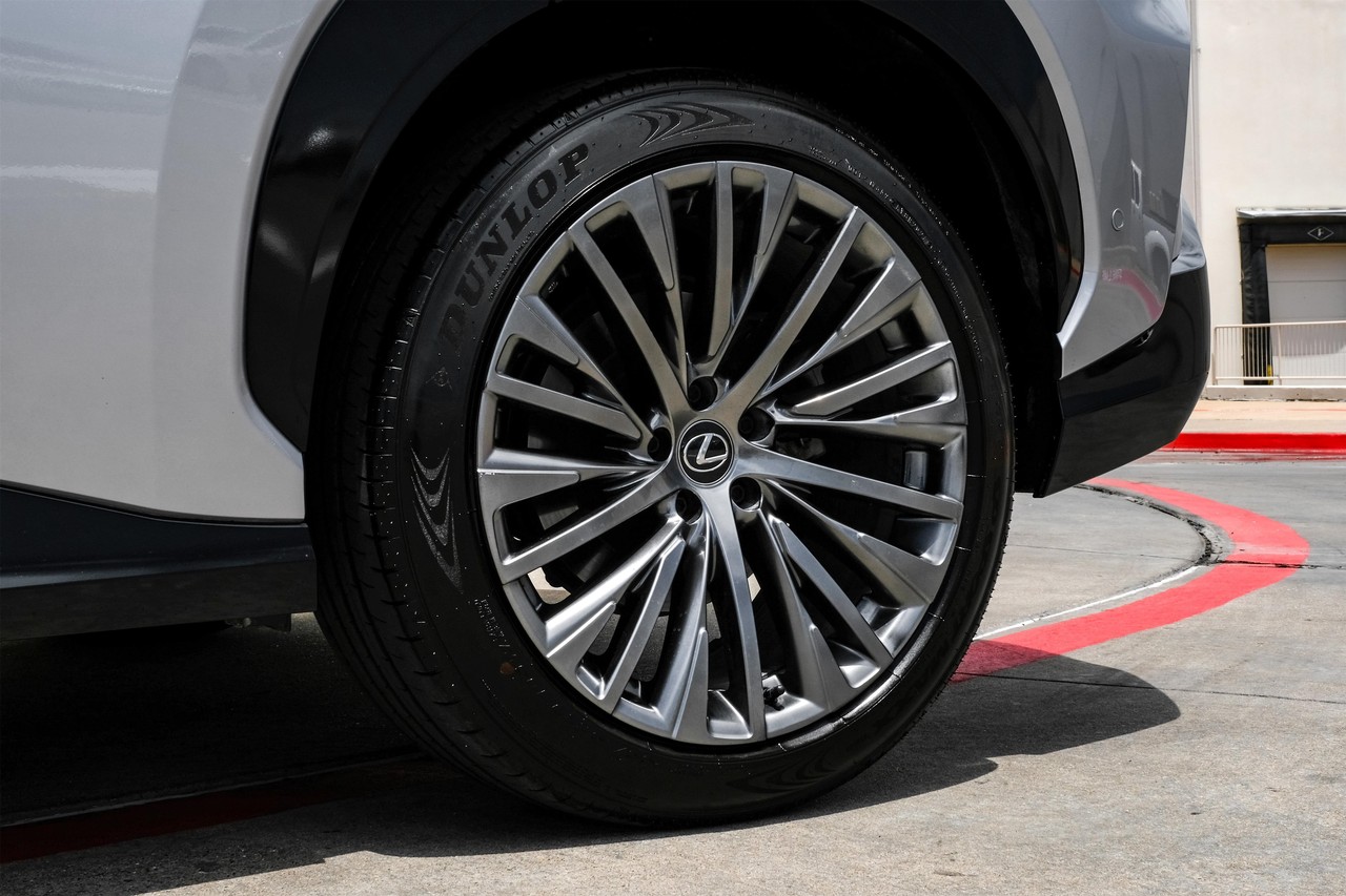Lexus RZ Vehicle Main Gallery Image 46