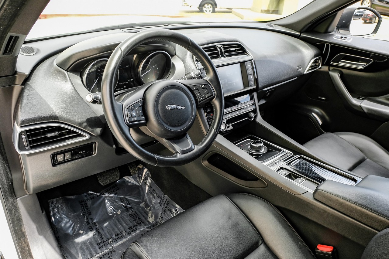 Jaguar F-Pace Vehicle Main Gallery Image 03