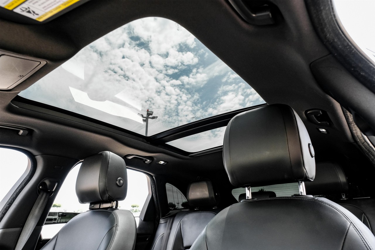 Jaguar F-Pace Vehicle Main Gallery Image 05