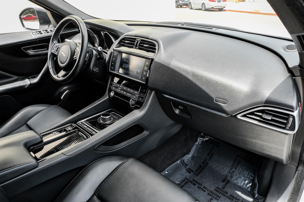 Jaguar F-Pace Vehicle Main Gallery Image 13
