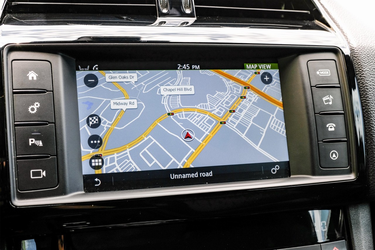 Jaguar F-Pace Vehicle Main Gallery Image 21
