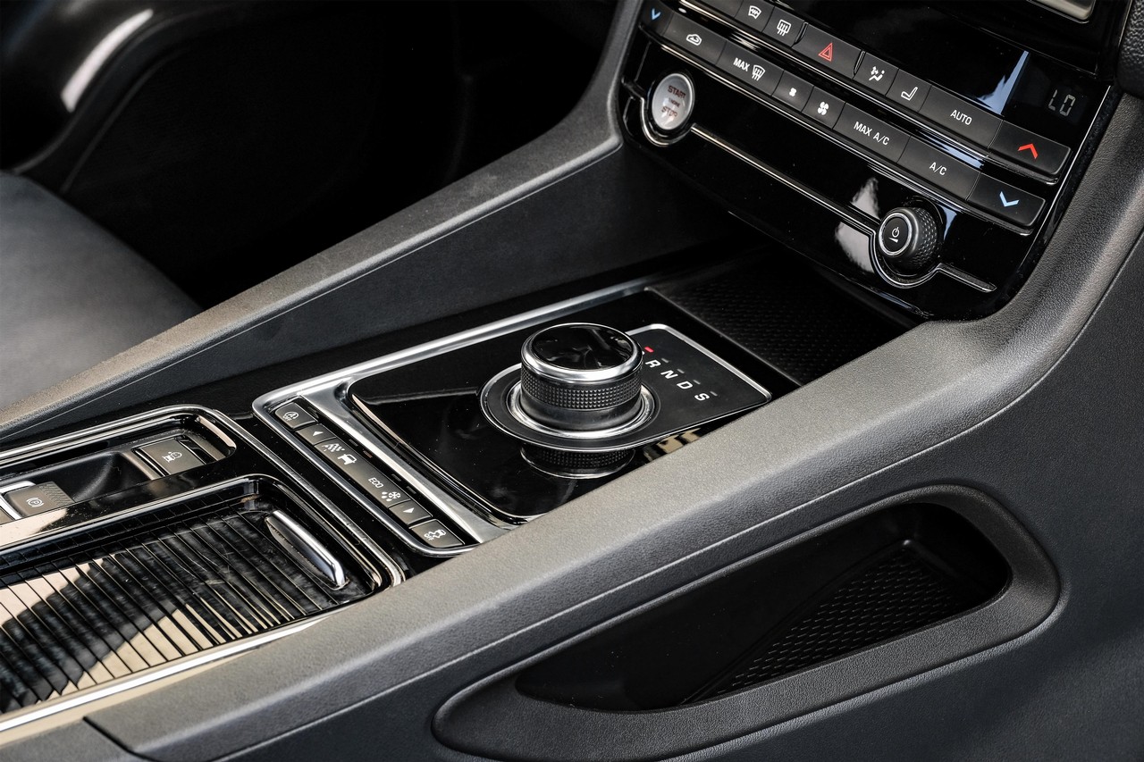 Jaguar F-Pace Vehicle Main Gallery Image 23