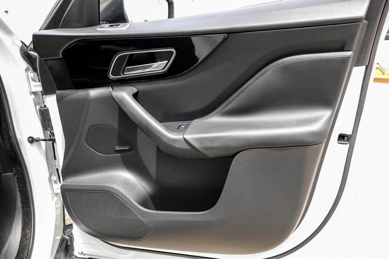Jaguar F-Pace Vehicle Main Gallery Image 38