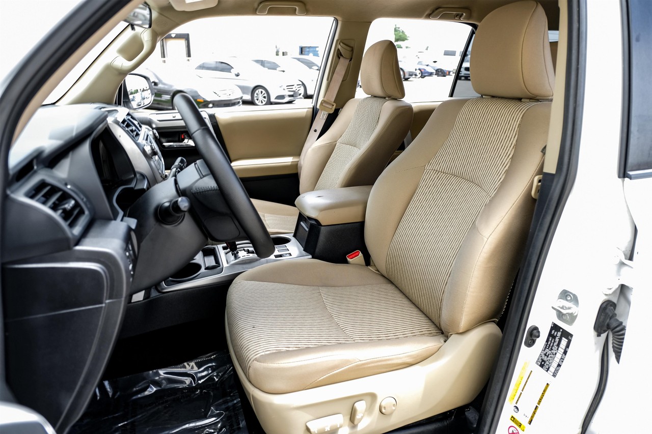 Toyota 4Runner Vehicle Main Gallery Image 04