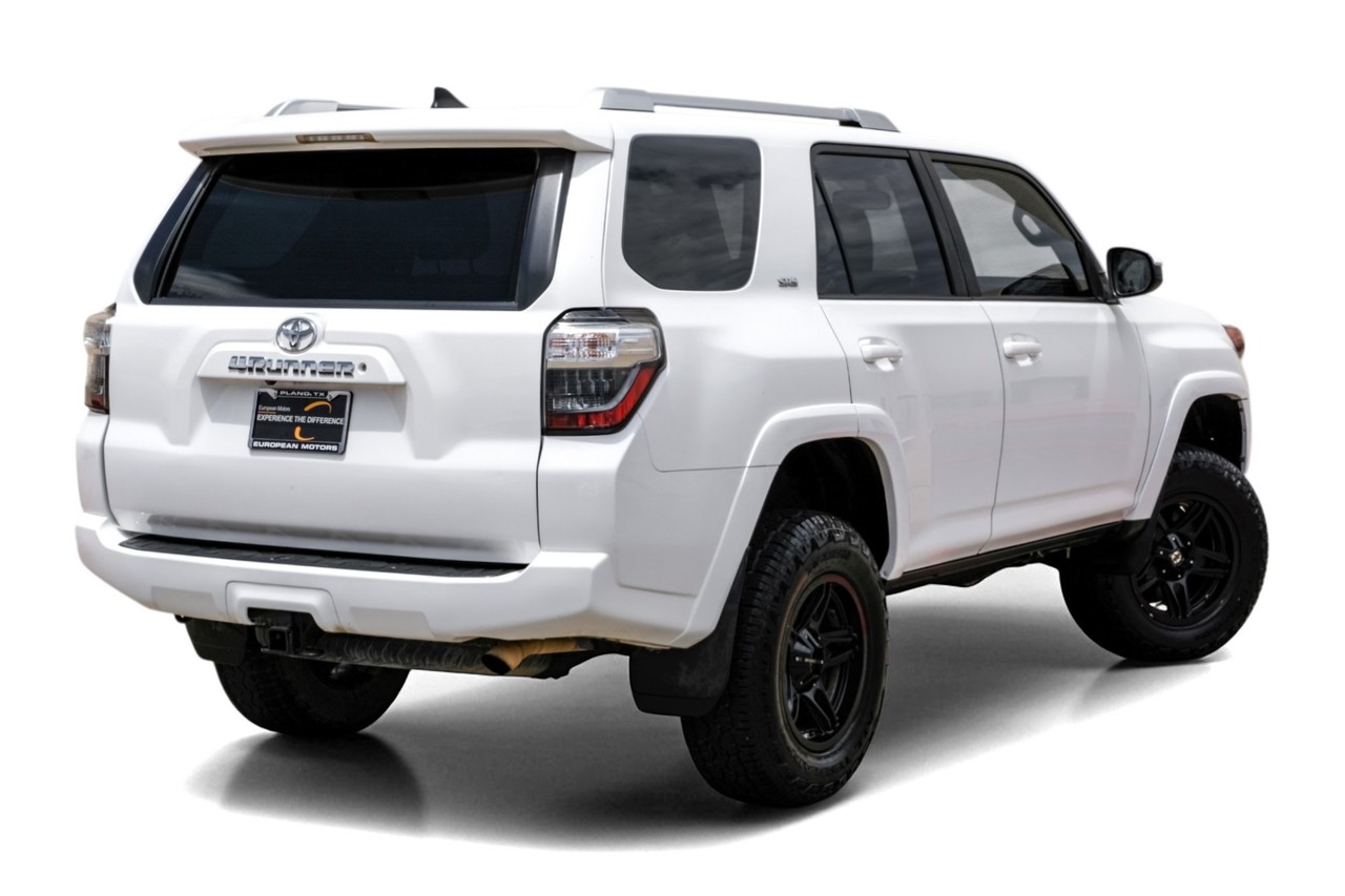 Toyota 4Runner Vehicle Main Gallery Image 08