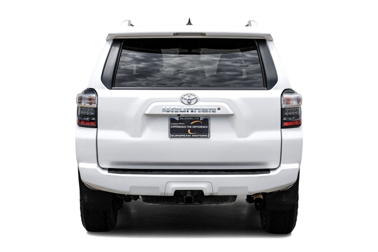 Toyota 4Runner Vehicle Main Gallery Image 09